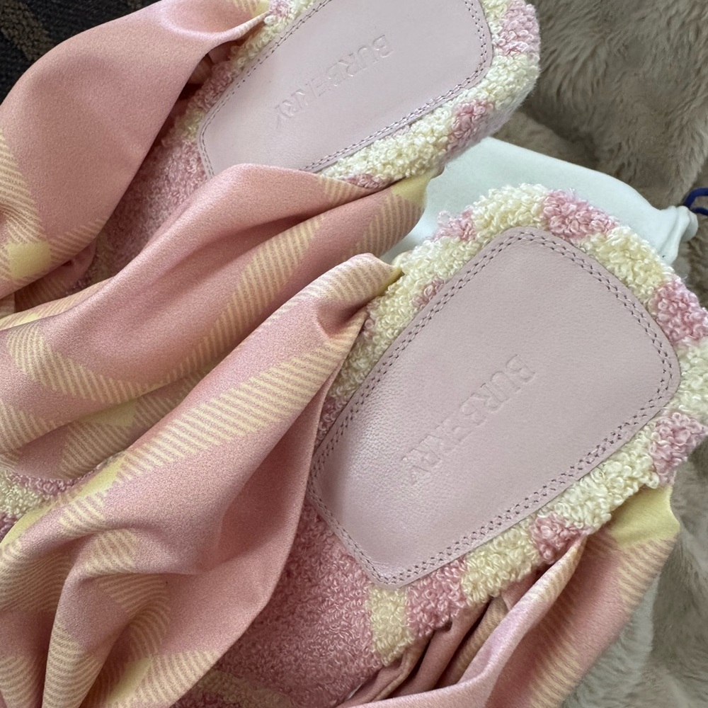 BURBERRY
Pink & Yellow Fabric Heeled Sandals‎ size 36 - Picture 10 of 13